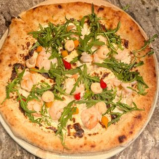 PIZZA STESO CU CREVEȚI și CREMĂ DE BRÂNZĂ TRUFATĂ