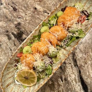 SALATĂ CAESAR cu CREVEȚI crocanți și cremă avocado