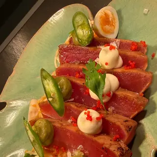 TON FLAMBAT cu salată coleslaw, cremă avocado și ou de prepeliță murat