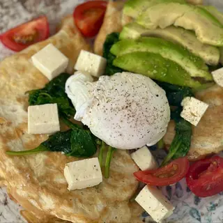HEALTHY TOAST cu ou poșat, baby spanac proaspăt, brânză maturată și cremă avocado