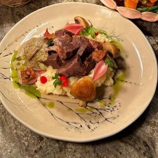 OBRĂJORI DE PORC cu piure cremos, sos de ciuperci și ceapă murată