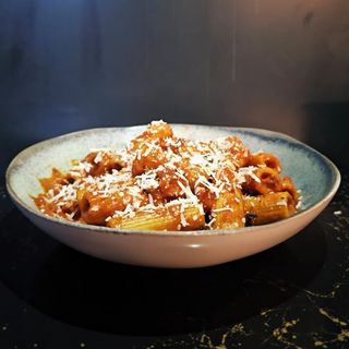 Rigatoni cu salsiccia, roșii cherry și sos de roșii