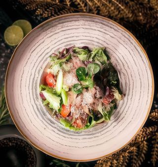 Savoare asiatica cu salata și vițel