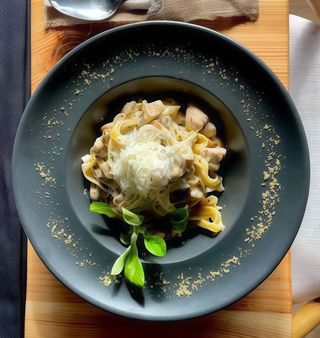 Tagliatelle cu piept de pui si trufe