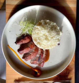 Muschiulet de porc fraged cu risotto și parmezan