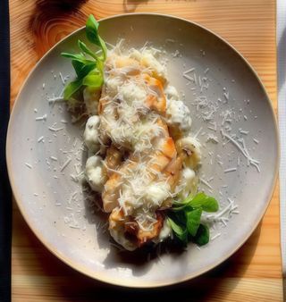 Suprema de pui cu gnocchi si sos de trufe