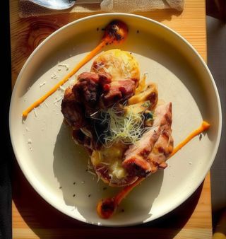 Ceafa de mangaliță cu cartofi gratinati și sote de ciuperci