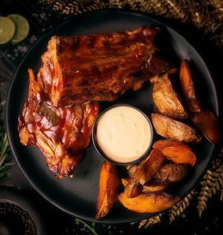 Scărița de porc la Josper cu cartofi copți și sos 1000 de insule