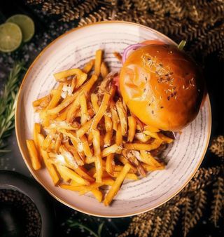 Burger de vita cu cheddar si bacon