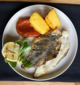 File de calcan cu triunghiuri de mamaliga si sos marinara