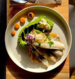 Lup de mare la Josper cu pireu de mazare, menta și sos  chimichurri