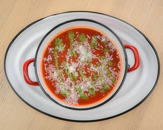 Supă cremă roşii cu parmezan şi busuioc