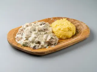 Ciulama de pui cu ciuperci și mămăliguța