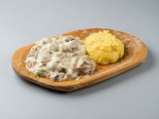 Ciulama de pui cu ciuperci și mămăliguța