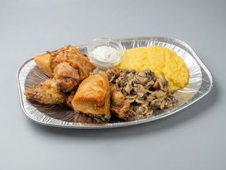 Pui la ceaun cu mămăliguța ciuperci sote și usturoi