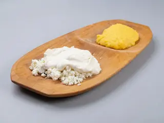 Branza cu smantana si mamaliguta ~450gr