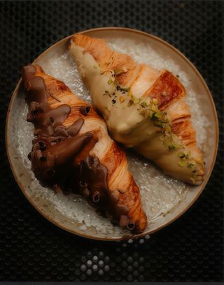 Croissant umplut cu crema de fistic