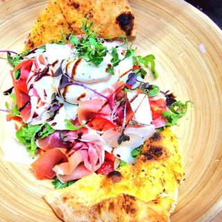 Salată Crudo con Burratina