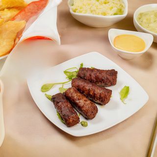 Combo: Mici cu muștar 4 buc + Cartofi prăjiți + Bere inclusă