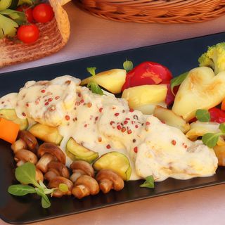 Muschiulet de porc a la chef cu sos de piper rosu si sote de legume coapte