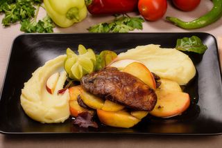 Ficat de gâscă flambat în cognac și cartofi piure