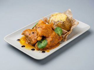 OBRĂJORI DE porc în sos vânătoresc și cartof copt cu mix de brânzeturi