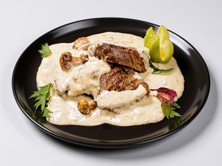 Friptura de vita cu sos de pieper verde și cartofi aurii