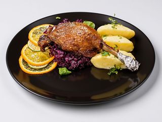 Pulpă de rață cu varză roșie călită și cartofi piure