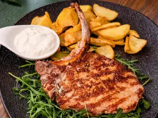 Tomahawk de porc cu cartofi dippers
