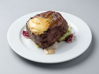 Muschi de vita grill, sos chimichurri si unt aromatizat