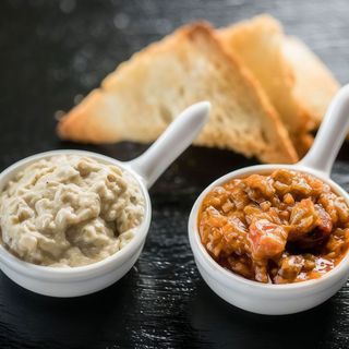 Zacusca si salata de vinete servite cu ciabatta