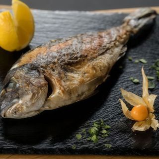 Dorada gatita pe carbuni