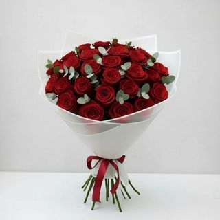 Trandafirii rosii si Eucalipt