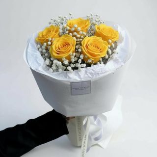 5 trandafiri galbeni cu gypsophila