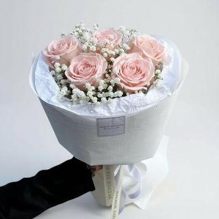 5 trandafiri roz cu gypsophila