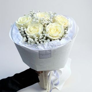 5 trandafiri albi cu gypsophila