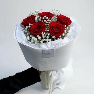 5 trandafiri roșii cu gypsophila