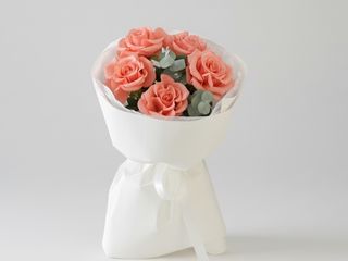 5 Trandafiri corai si eucalipt