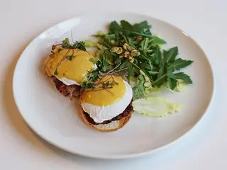 Ouă Benedict cu bacon