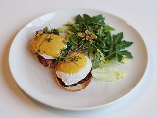 Ouă Benedict cu bacon