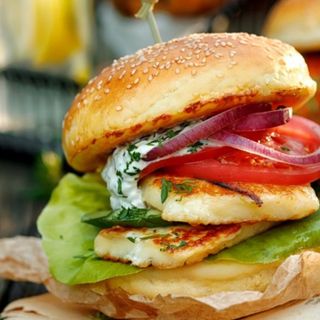 Burger de pui și cipsuri de cartofi