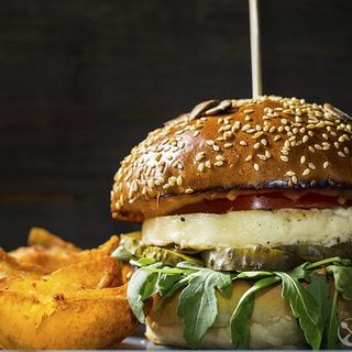 Burger vegetarian și cipsuri de cartofi