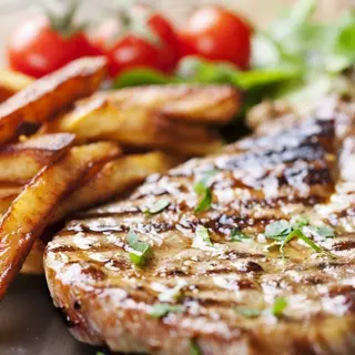 Ceafă de pork la grătar cu cartofi prăjiți, salata mixtă și sos