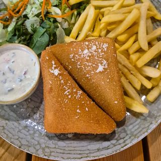 Mozzarella în panko cu cartofi prăjiți, salata mixtă și sos