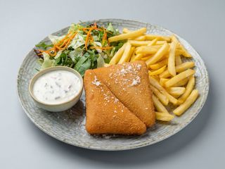 Mozzarella în panko cu cartofi prăjiți, salata mixtă și sos