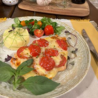 Piept de pui cu roșii și mozzarella