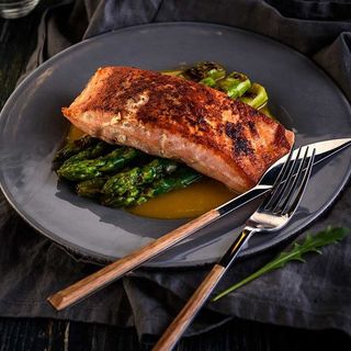 File de somon la grătar cu sparangel și sos alb