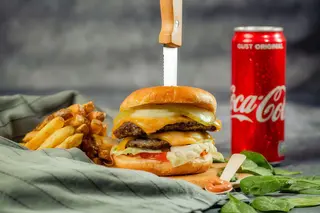 Combo Double trouble, fries (portie medie) & drink