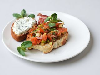 TRIO CROSTINI -ROSII / GUACAMOLE / SOMON FUMEE 