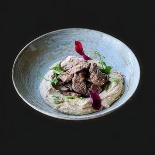 BEEF & TRUFFLE HUMMUS / HUMUS CU VITĂ ȘI TRUFE